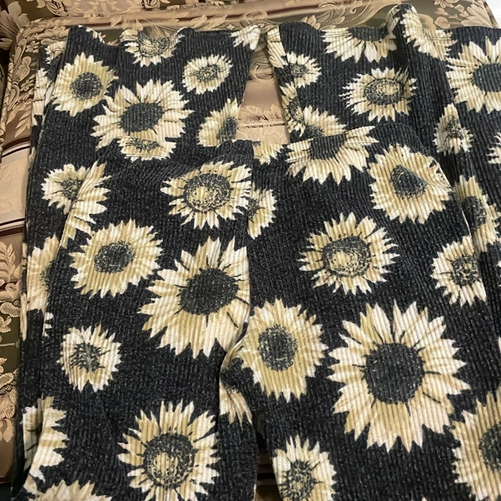 Flared sunflower leggings